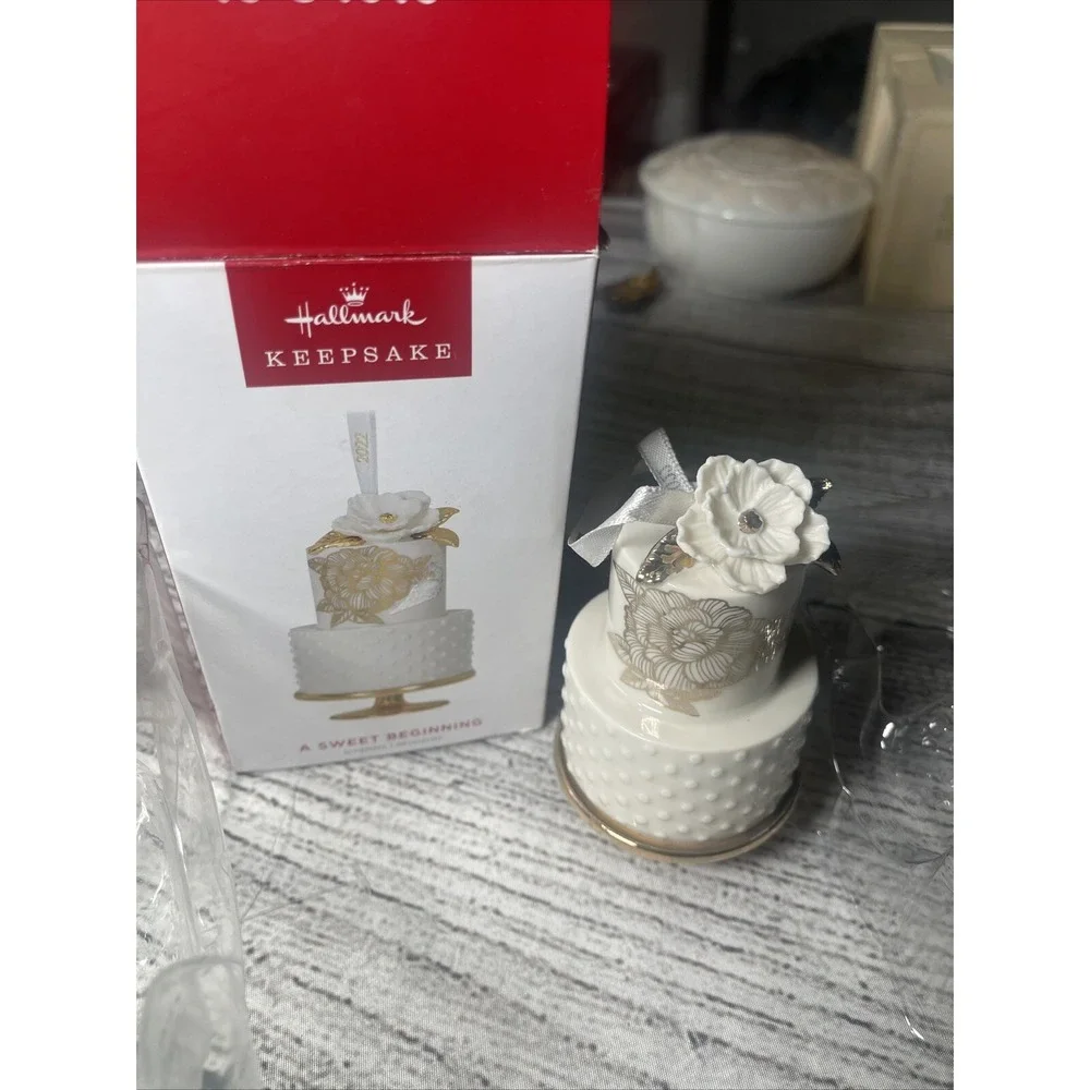 2022 Hallmark Keepsake Ornament  A SWEET BEGINNING  Wedding Cake  Christmas  NEW